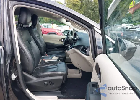 2017 Chrysler Pacifica Touring-L Plus z USA, uszkodzony, nr VIN 2C4RC1EG2HR533186